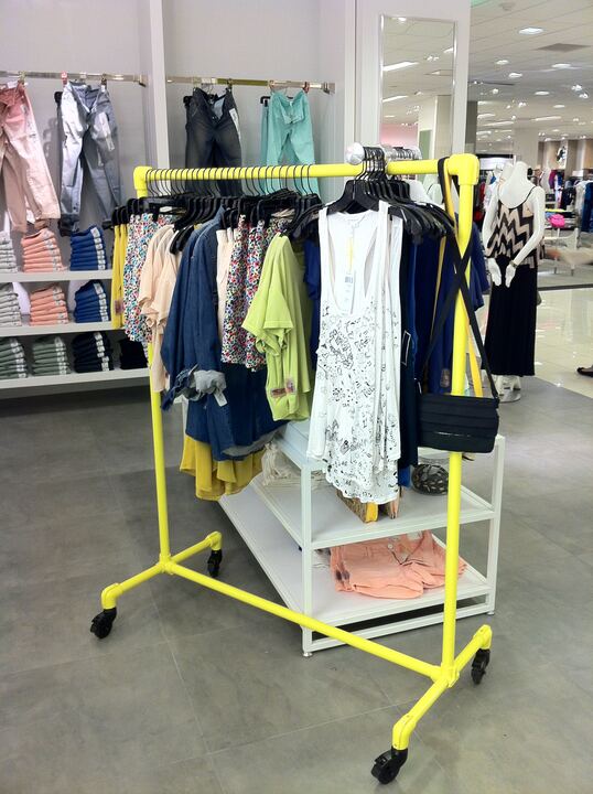 Rolling garment rack