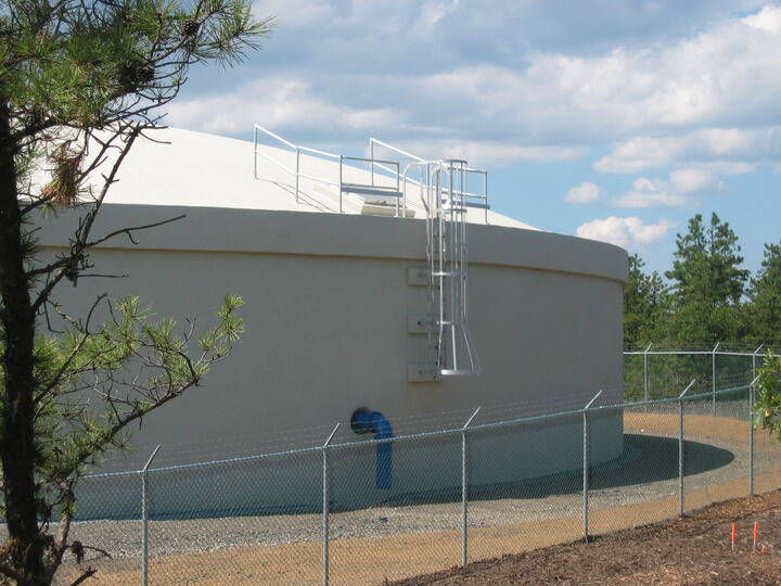 Water tank roof railing